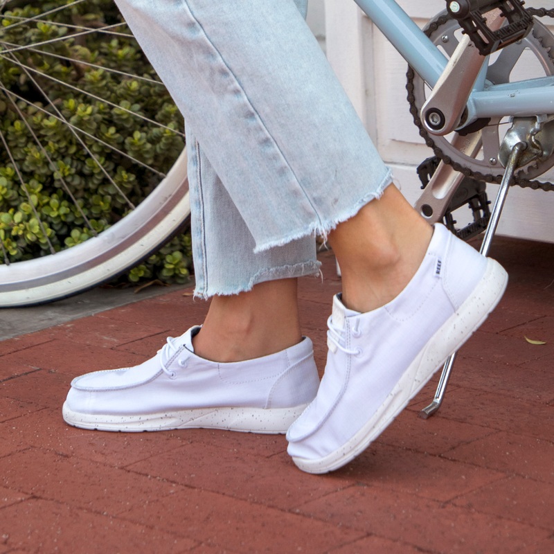 White Women's Reef Cushion Coast Sneakers | 4CYljqw2U0P