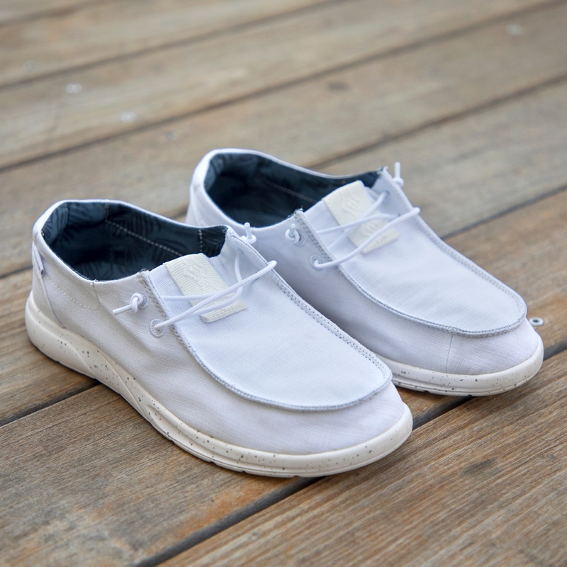 White Women's Reef Cushion Coast Sneakers | 4CYljqw2U0P